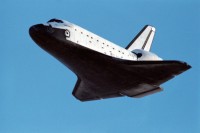 die „Dis­cov­ery“ im Landeanflug nach der STS-31R Mission