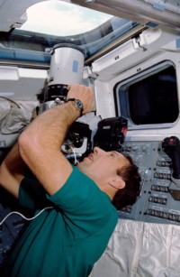 Missionsspezialist David Hilmers mit einer Aero Linhof Technika 45 Kamera für ozeanografische Aufnahmen