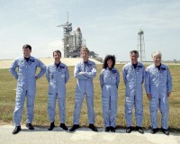 die STS 41-D Besatzung vor dem ersten Startversuch der „Discovery“