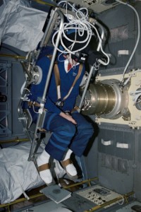 Astronaut David Hilmers bei raumfahrtmedizinischen Untersuchungen des Vestibularsystems