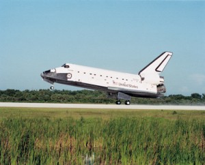 Landung der „Atlantis“ auf dem Runway des KSC nach der STS-43 Mission