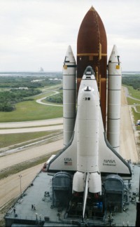 Rollout der „Endeavour“ zur STS-49 Mission