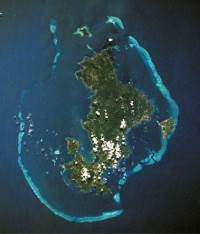 Die Insel Mayotte im Indischen Ozean mit dem umgebenden Korallenriff gesehen von <nobr>STS-51D</nobr>