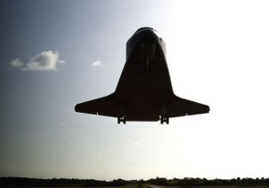 ungewöhnliche Überflugaufnahme der „Columbia“ im Landeanflug (STS-52)