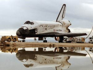 nach der Landung wird die „Columbia“ zur Ames-Dryden Shuttle Processing Area geschleppt