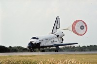 die auf Runway 15 des KSC ausrollende „Discovery“ nach STS-60