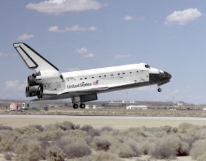 die „Discovery“ im Landeanflug auf Runway 4 der EAFB