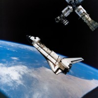 keine Fotomontage: die abfliegende „Atlantis“ aufgenommen aus Sojus TM-21