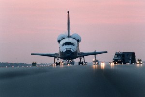 die gelandete „Columbia“ F-21 auf Runway 33 des KSC