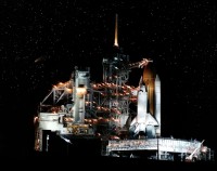 die „Columbia“ vor dem Start zur STS-83 Mission (links am Himmel der Komet „Hale-Bopp“)