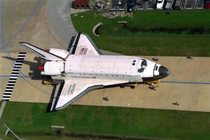 die „Atlantis“ auf dem Weg ins VAB