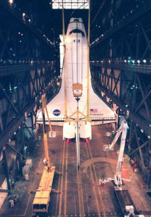 die „Endeavour“ im VAB bei der Vorbereitung auf die STS-88 Mission