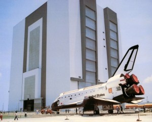 der „Challenger“ Orbiter bei der Überführung ins VAB vor der STS-8 Mission