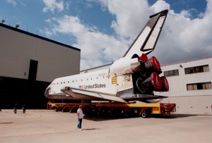 die „Columbia“ auf dem Weg ins VAB für die STS-93 Mission