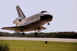 die „Discovery“ F-25 im Endanflug auf Runway 33