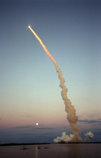 Start von STS-98 in der frühen Abenddämmerung