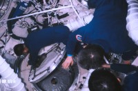 Öffnen der Luftschleusen-Luke zum Shenzhou 16 Raumschiff