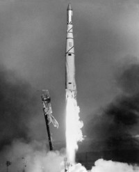 Start der Thor-​SLV2 Agena-​B mit dem ersten P-102 SIGINT Satelliten