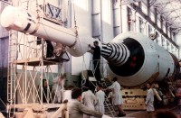 Installation des SAS Rettungsraketensystems an der Spitze eines TKS Raumschiffs