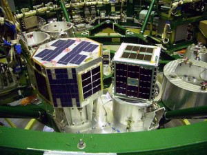 UniSAT 3 (links) und AO-51