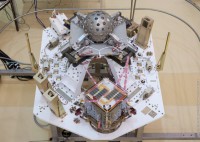 Nutzlastplattform des Vega Jungfernflugs (vorn AlmaSat, hinten LARES, dazu die PPODs für die CubeSats)