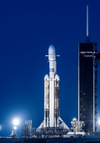 die Falcon Heavy mit ViaSat 3 Americas im Dämmerlicht