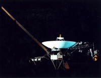Voyager Sonde mit ausgeklapptem Magnetometerausleger