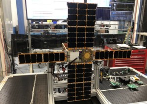 der VPM CubeSat mit entfalteten Solarzellenflächen im Labor